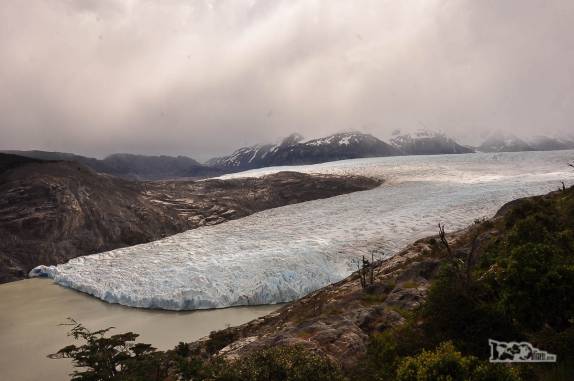 Apesar de estar recuando com o tempo, o glaciar Grey ainda parece querer engolir uma ilha no lago Grey, no parque nacional Torres del Paine, no sul do Chile